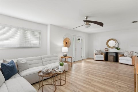 House in Saint Pete Beach, Florida 5 bedrooms, 304.91 sq.m. № 1817339 - photo 7