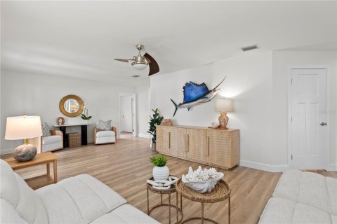 House in Saint Pete Beach, Florida 5 bedrooms, 304.91 sq.m. № 1817339 - photo 10