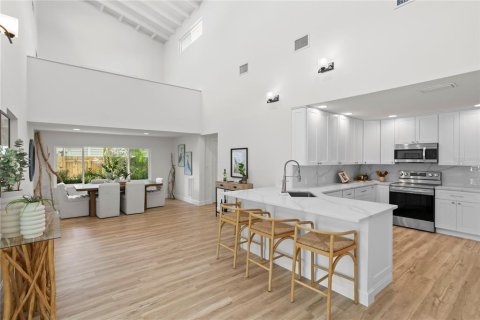 House in Saint Pete Beach, Florida 5 bedrooms, 304.91 sq.m. № 1817339 - photo 19