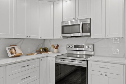 House in Saint Pete Beach, Florida 5 bedrooms, 304.91 sq.m. № 1817339 - photo 13