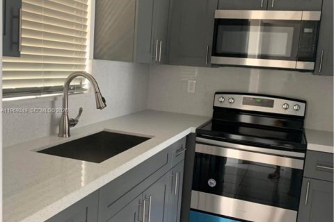 Condo in Miami, Florida, 1 bedroom  № 2030998