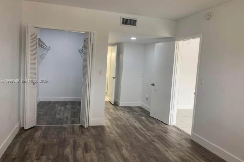 Condo in Miami, Florida, 1 bedroom  № 2030998 - photo 7