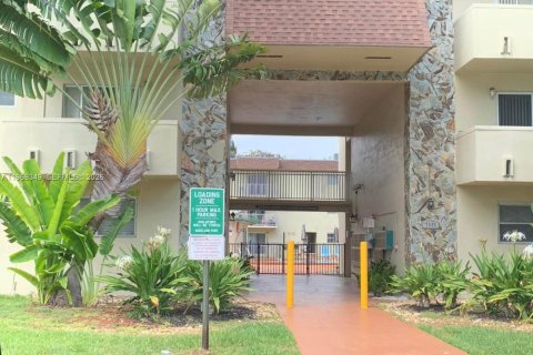 Condo in Miami, Florida, 1 bedroom  № 2030998 - photo 9