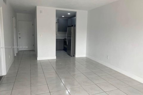 Condo in Miami, Florida, 1 bedroom  № 2030998 - photo 3