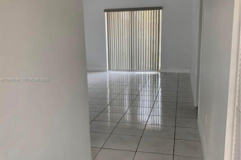 Condo in Miami, Florida, 1 bedroom  № 2030998 - photo 4