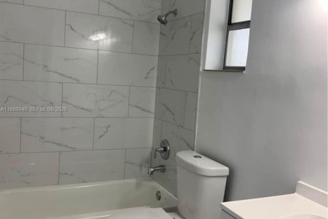 Condo in Miami, Florida, 1 bedroom  № 2030998 - photo 5