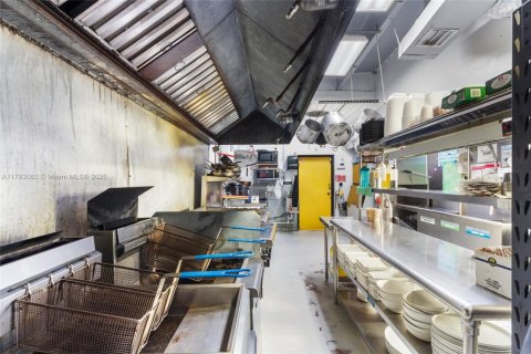 Commercial property in Miami, Florida № 1962196 - photo 25