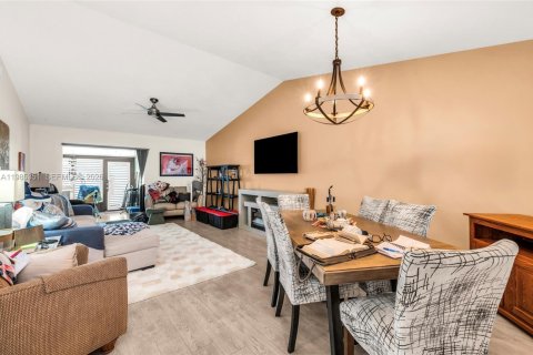 Condo in West Palm Beach, Florida, 2 bedrooms № 2047705 - photo 12