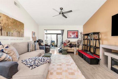 Condo in West Palm Beach, Florida, 2 bedrooms № 2047705 - photo 13