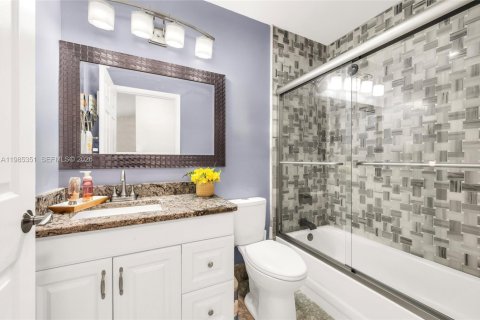 Condo in West Palm Beach, Florida, 2 bedrooms № 2047705 - photo 6