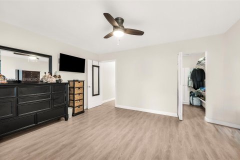 Condo in West Palm Beach, Florida, 2 bedrooms № 2047705 - photo 9