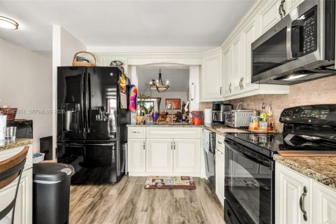 Condo in West Palm Beach, Florida, 2 bedrooms № 2047705 - photo 4