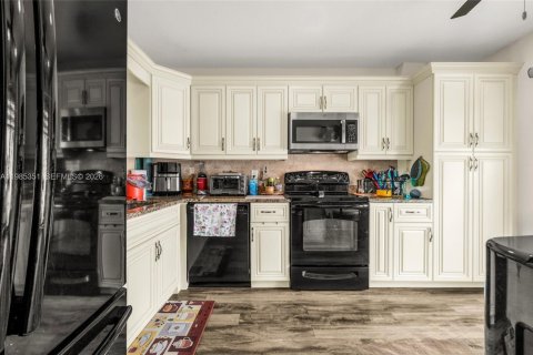 Condo in West Palm Beach, Florida, 2 bedrooms № 2047705 - photo 3
