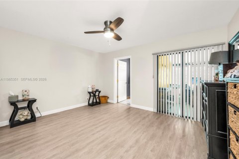 Condo in West Palm Beach, Florida, 2 bedrooms № 2047705 - photo 8