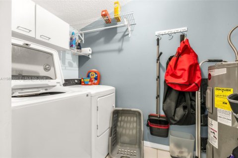 Condo in West Palm Beach, Florida, 2 bedrooms № 2047705 - photo 17