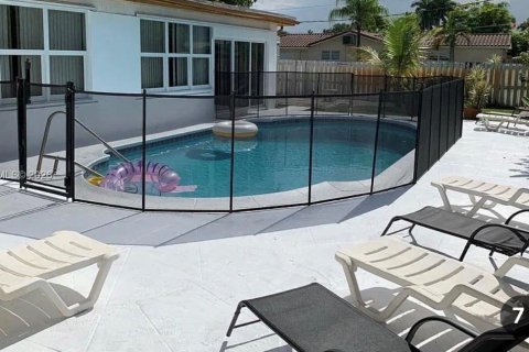 House in Hollywood, Florida 4 bedrooms, 253.9 sq.m. № 2392439 - photo 5