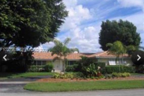 House in Hollywood, Florida 4 bedrooms, 253.9 sq.m. № 2392439