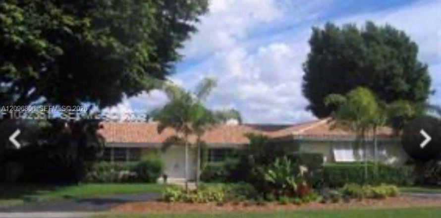 House in Hollywood, Florida 4 bedrooms, 253.9 sq.m. № 2392439