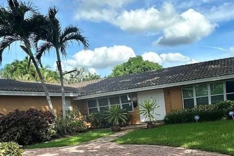 House in Hollywood, Florida 4 bedrooms, 253.9 sq.m. № 2392439 - photo 2