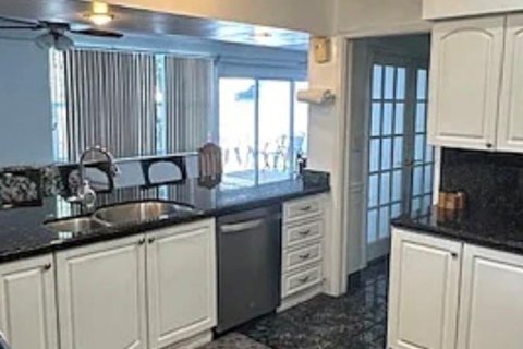 House in Hollywood, Florida 4 bedrooms, 253.9 sq.m. № 2392439 - photo 11