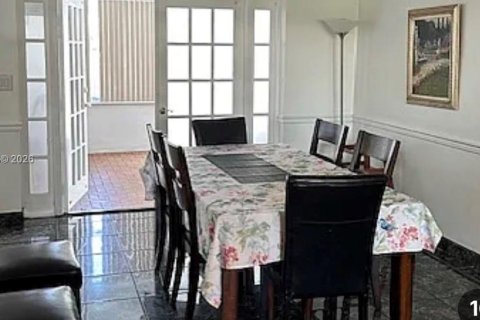 House in Hollywood, Florida 4 bedrooms, 253.9 sq.m. № 2392439 - photo 10