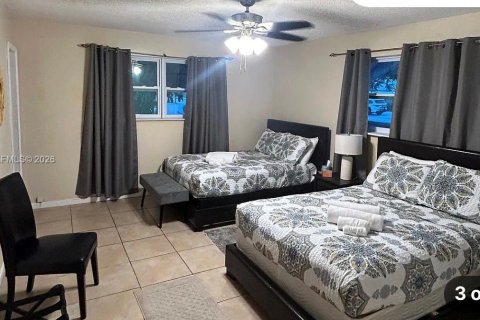 House in Hollywood, Florida 4 bedrooms, 253.9 sq.m. № 2392439 - photo 3