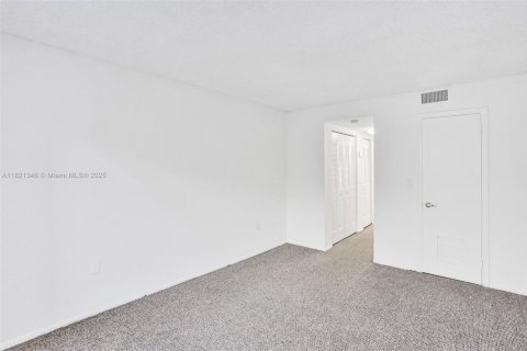 Villa ou maison à louer à North Miami, Floride: 1 chambre, 75.72 m2 № 1937604 - photo 17