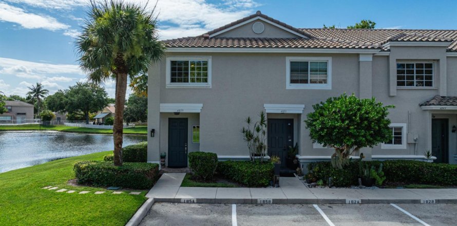 Townhouse in Coconut Creek, Florida 3 bedrooms, 141.58 sq.m. № 2168884