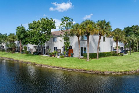 Townhouse in Coconut Creek, Florida 3 bedrooms, 141.58 sq.m. № 2168884 - photo 2