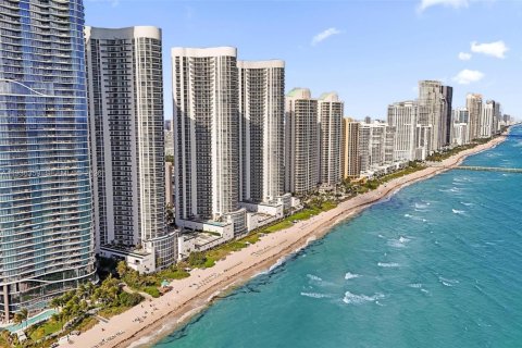 Condo in Sunny Isles Beach, Florida, 3 bedrooms  № 1998769