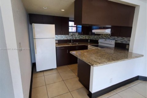 Снять в аренду кондоминиум в Дорал, Флорида 2 спальни, 96.25м2, № 1944383 - фото 4
