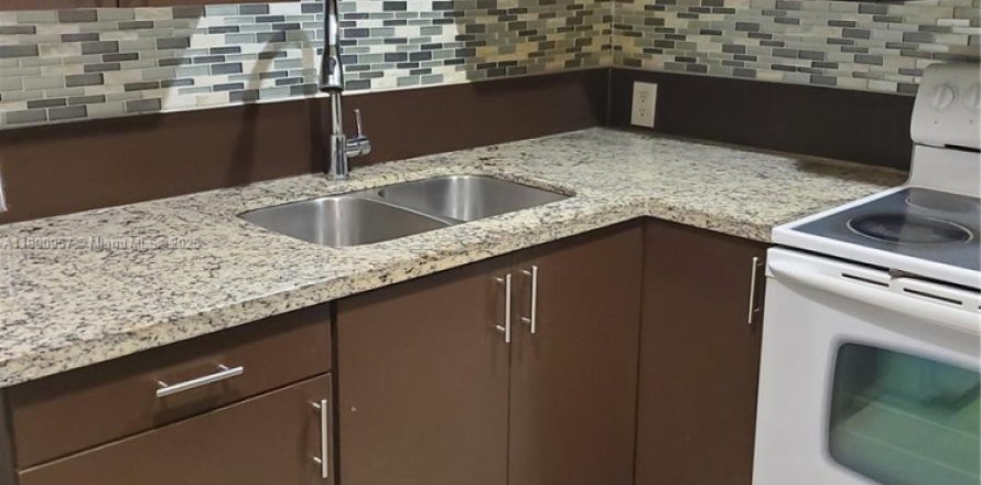 Кондоминиум с 2 спальнями в Дорал, Флорида № 1944383