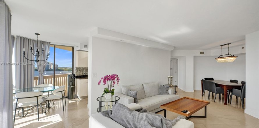 Condominio en Aventura, Florida, 3 dormitorios № 1949504