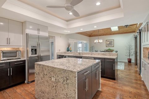 House in Longboat Key, Florida 3 bedrooms, 248.51 sq.m. № 1734722 - photo 13