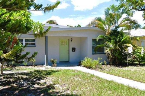 House in Saint Petersburg, Florida 3 bedrooms, 116.22 sq.m. № 2353442