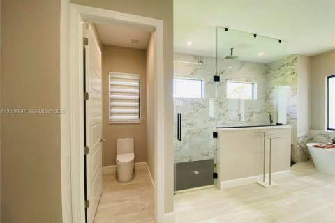 House in Naples, Florida 4 bedrooms, 282.33 sq.m. № 2069484 - photo 23