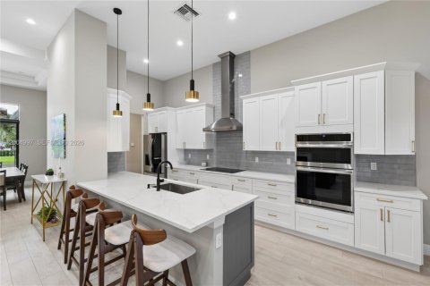 House in Naples, Florida 4 bedrooms, 282.33 sq.m. № 2069484 - photo 8