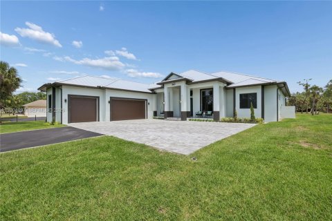 House in Naples, Florida 4 bedrooms, 282.33 sq.m. № 2069484 - photo 3