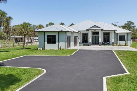 House in Naples, Florida 4 bedrooms, 282.33 sq.m. № 2069484 - photo 2