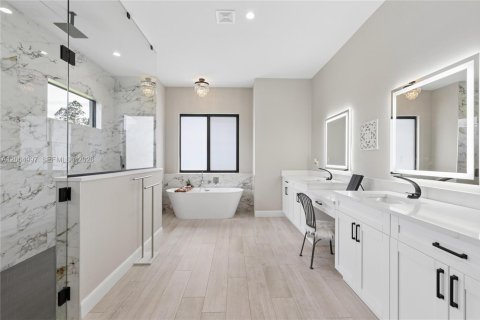 House in Naples, Florida 4 bedrooms, 282.33 sq.m. № 2069484 - photo 20