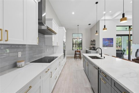 House in Naples, Florida 4 bedrooms, 282.33 sq.m. № 2069484 - photo 9