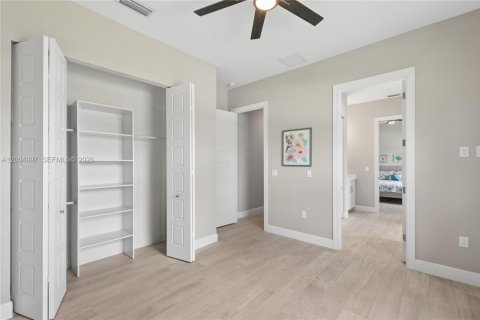 House in Naples, Florida 4 bedrooms, 282.33 sq.m. № 2069484 - photo 30