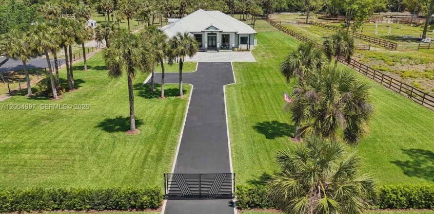 House in Naples, Florida 4 bedrooms, 282.33 sq.m. № 2069484