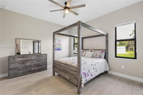 House in Naples, Florida 4 bedrooms, 282.33 sq.m. № 2069484 - photo 24