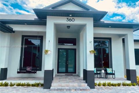 House in Naples, Florida 4 bedrooms, 282.33 sq.m. № 2069484 - photo 5