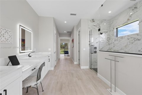 House in Naples, Florida 4 bedrooms, 282.33 sq.m. № 2069484 - photo 21