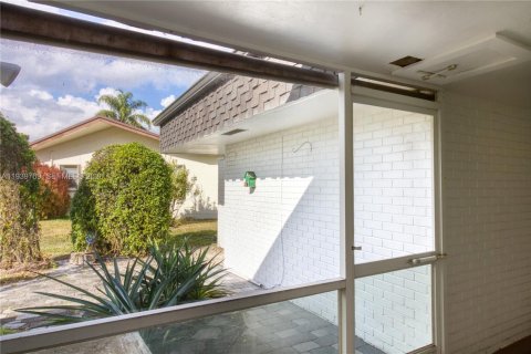 Casa en venta en Tamarac, Florida, 3 dormitorios, 217.02 m2 № 1998637 - foto 10