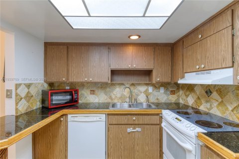 Casa en venta en Tamarac, Florida, 3 dormitorios, 217.02 m2 № 1998637 - foto 21