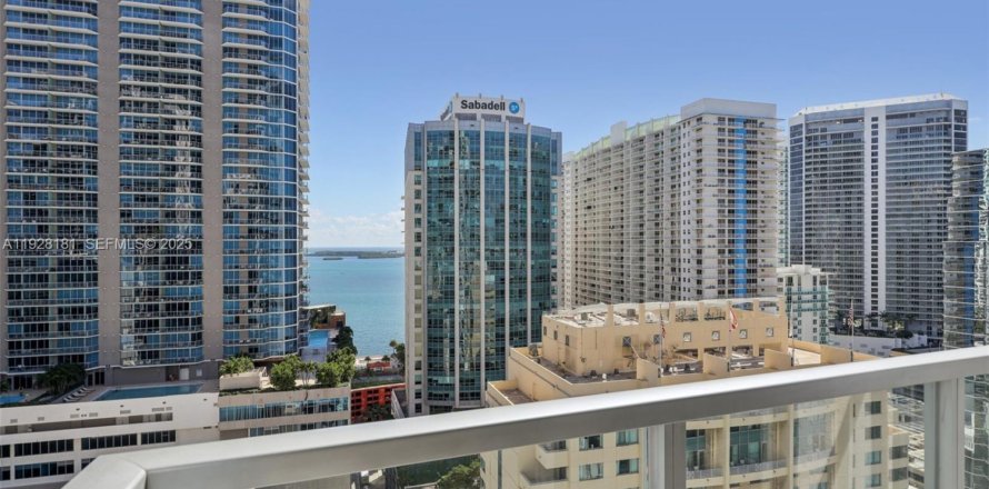 Кондоминиум с 2 спальнями в Майами, Флорида № 1988201