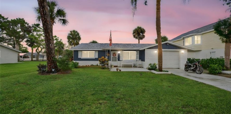 House in Port Richey, Florida 3 bedrooms, 136.29 sq.m. № 1835597